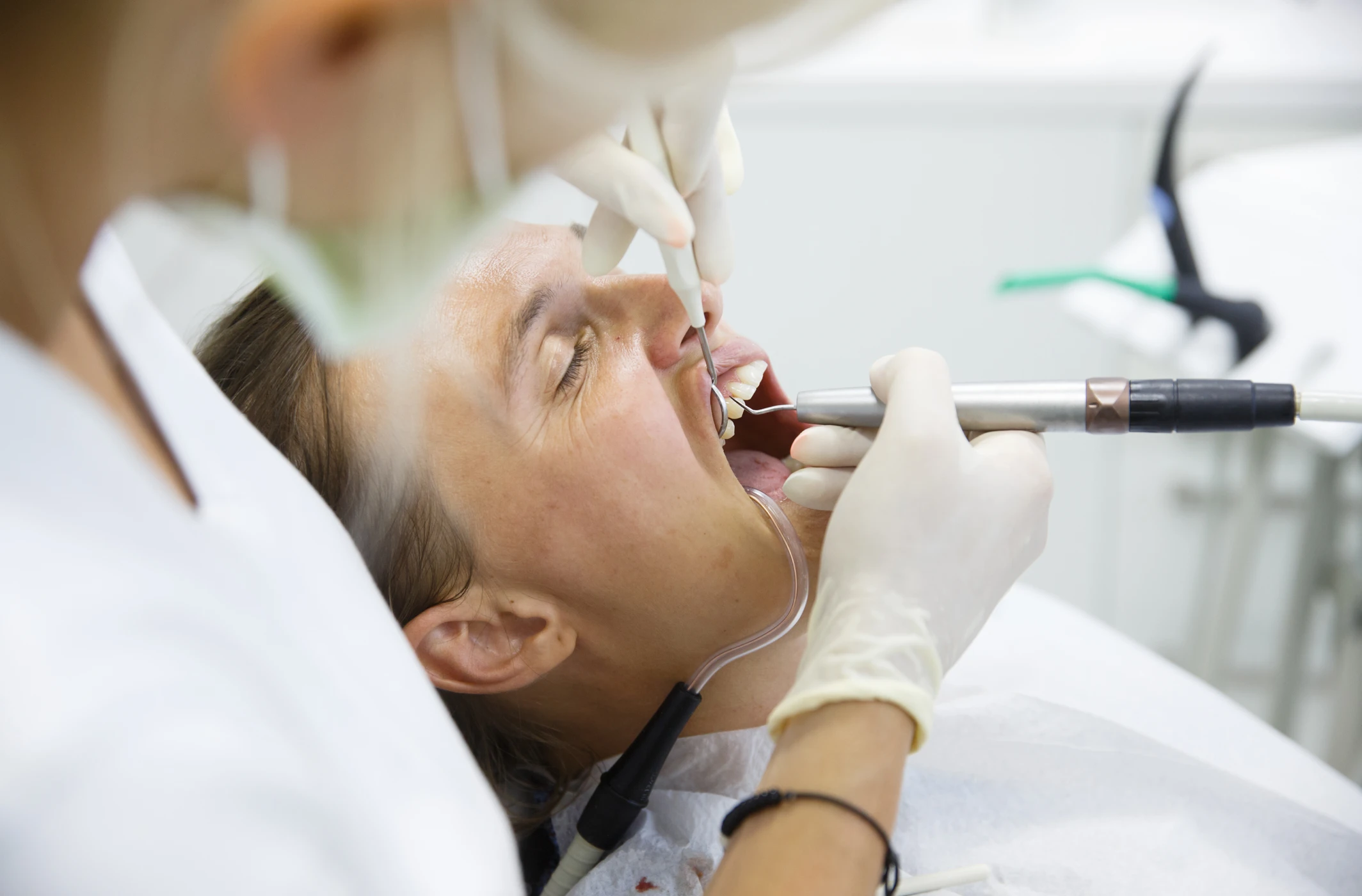 Patient allongé recevant un soin à la pièce à main