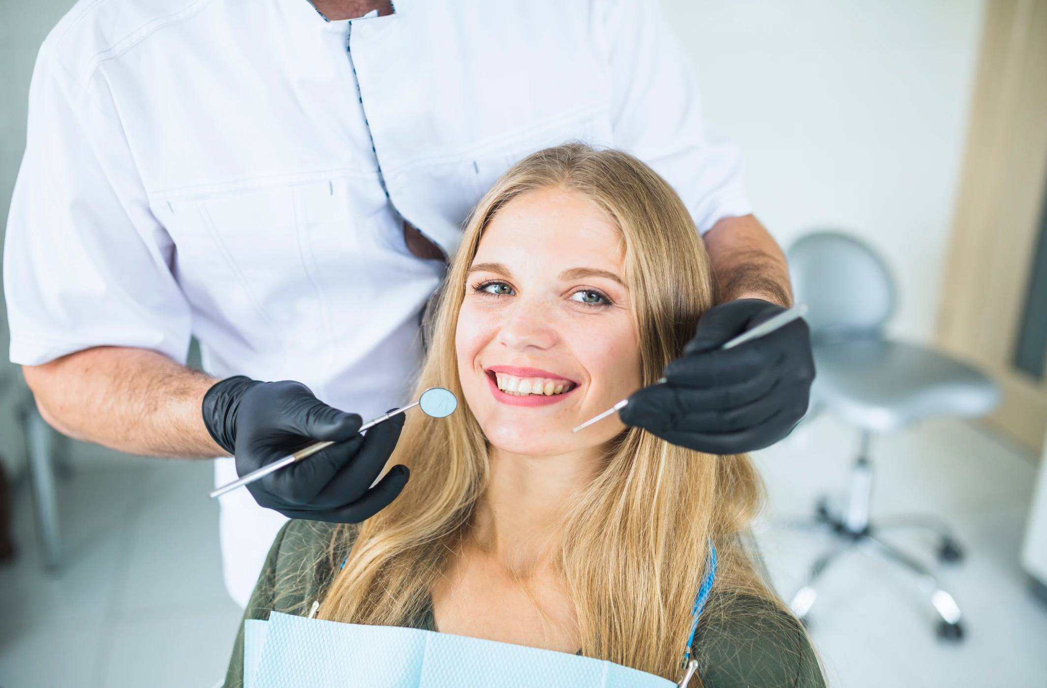 Patiente blonde souriante lors d’un contrôle de prévention