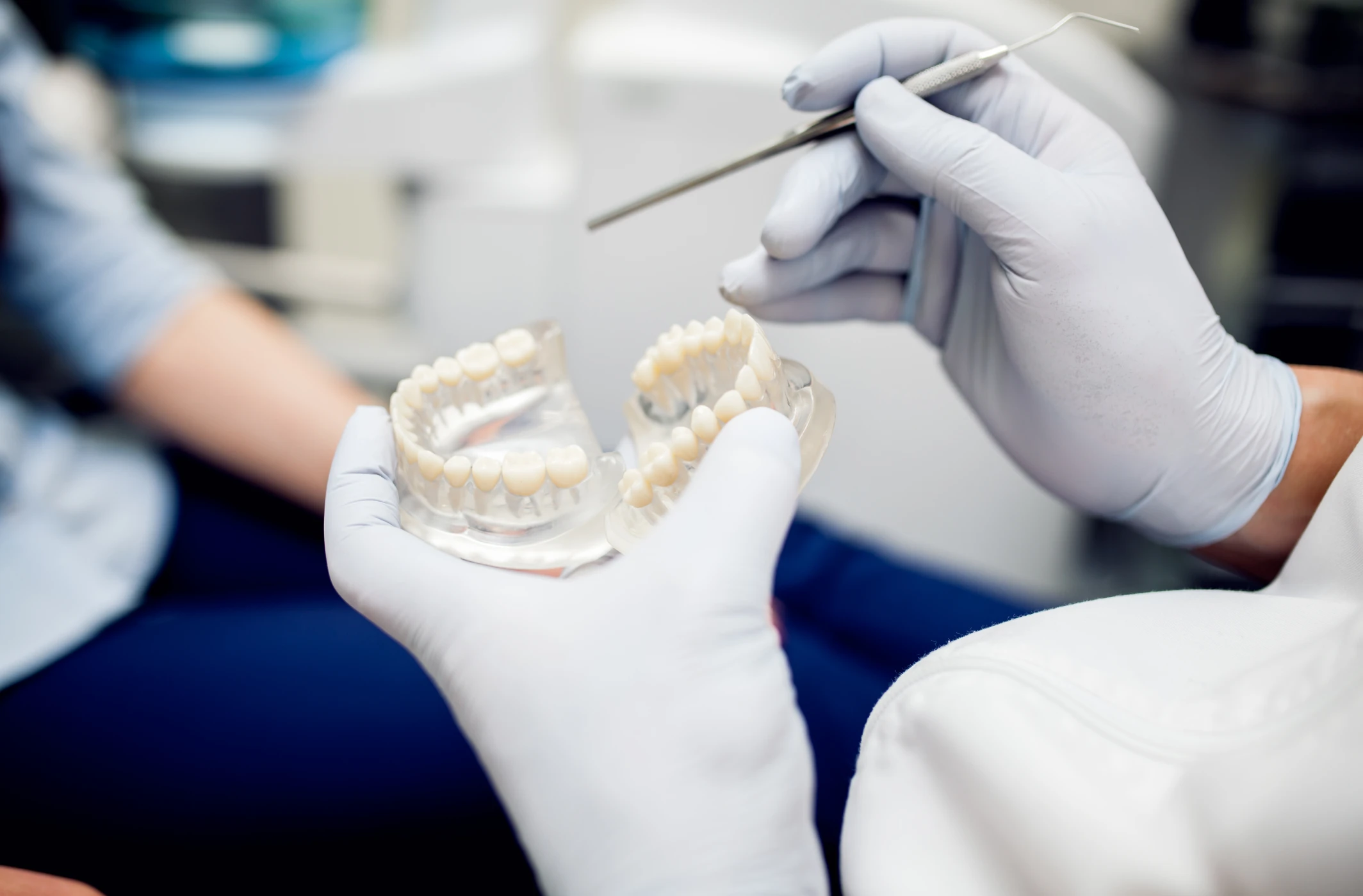 Praticiens présentant une prothèse complète amovible